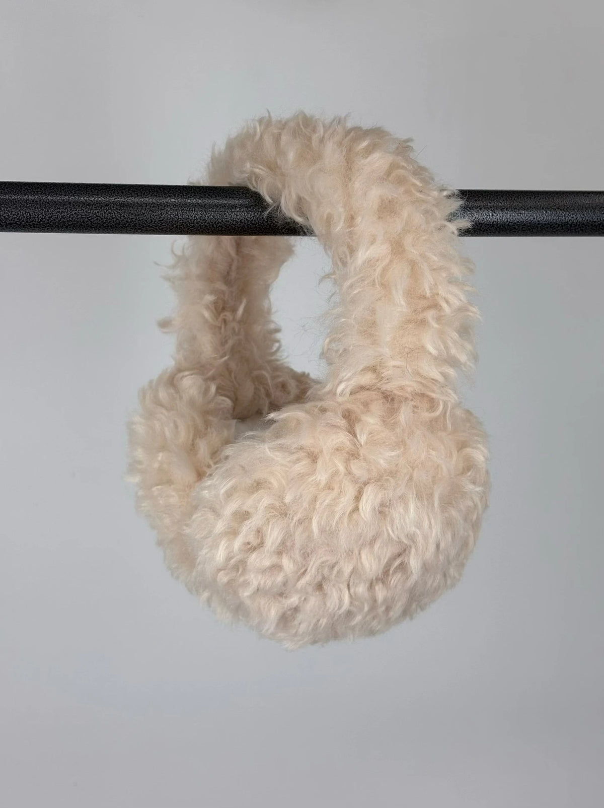 Cache-oreilles effet mouton beige porté
