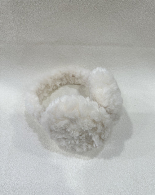 Cache-oreilles effet mouton blanc porté