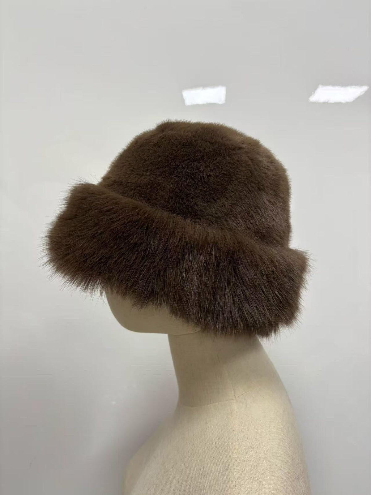Chapeau fausse fourrure brun foncé porté