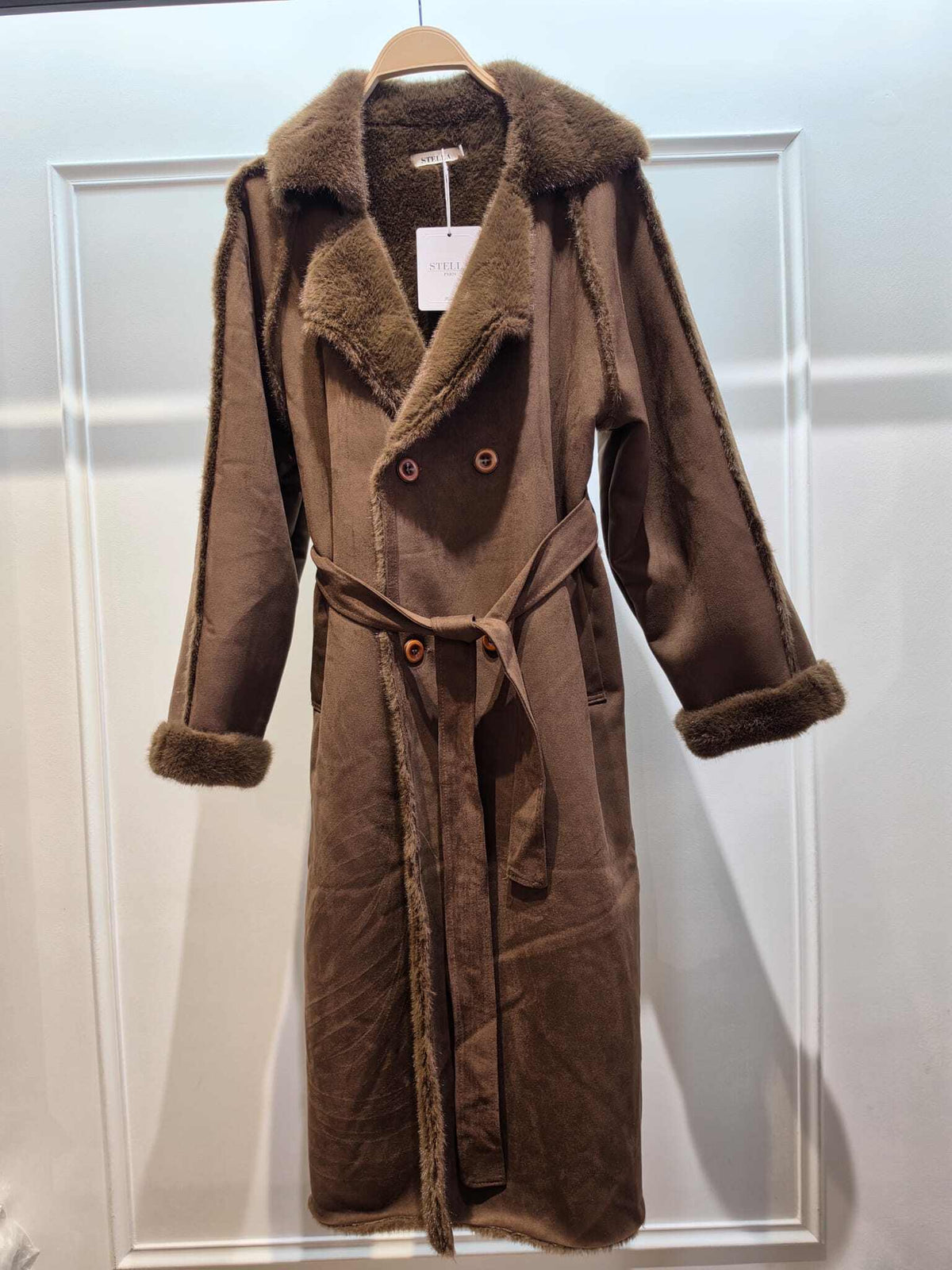 Manteau long ceinturé col fourrure chocolat détail