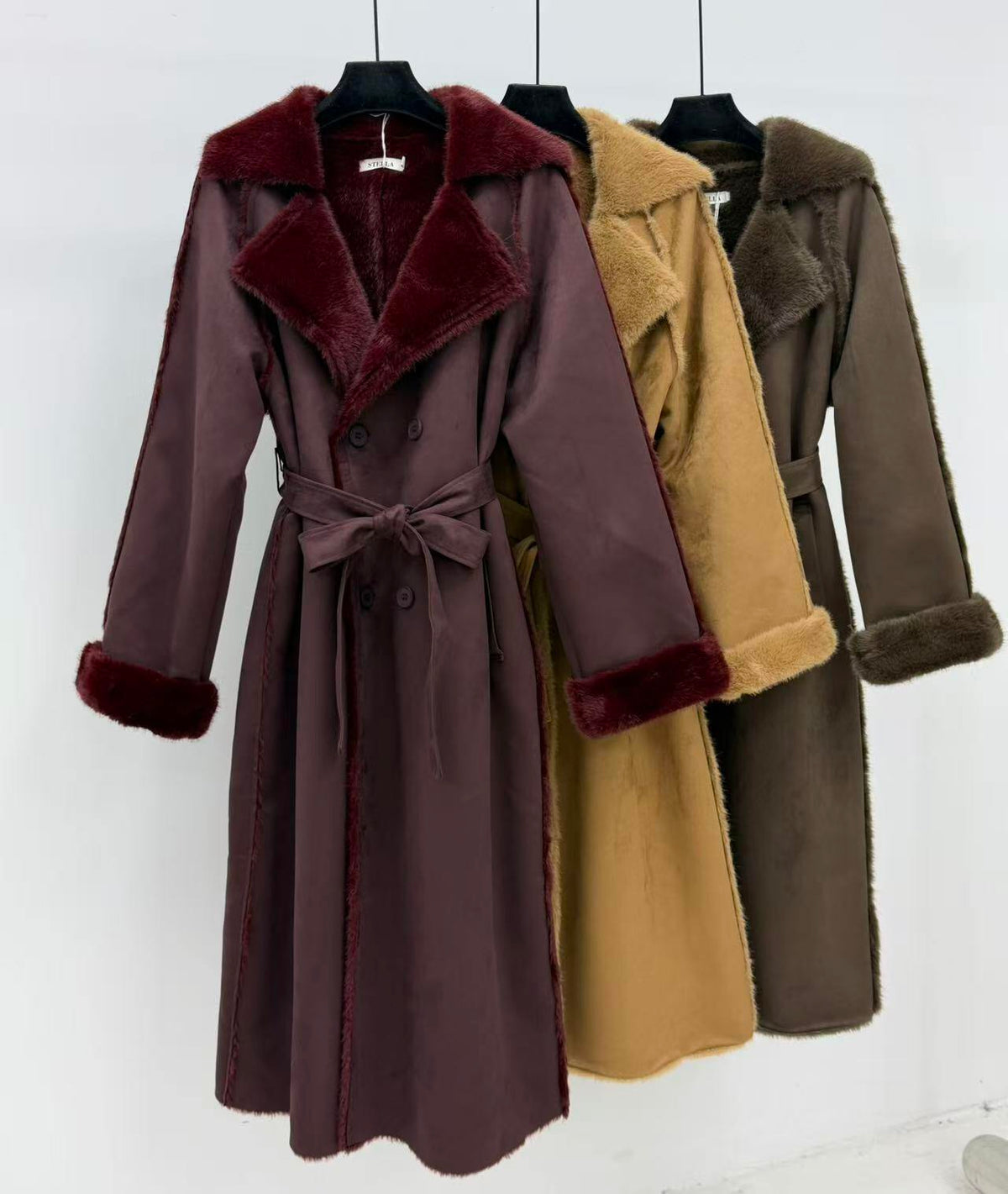Manteau long ceinturé col fourrure prune