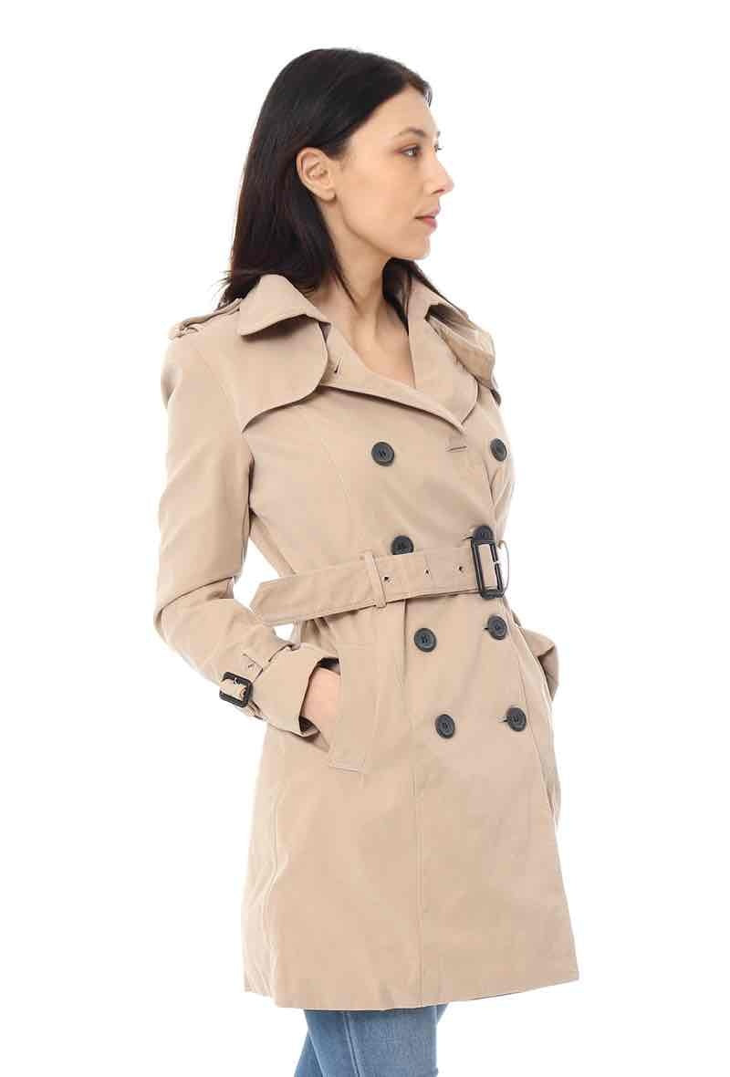 Trench ceinturé beige porté